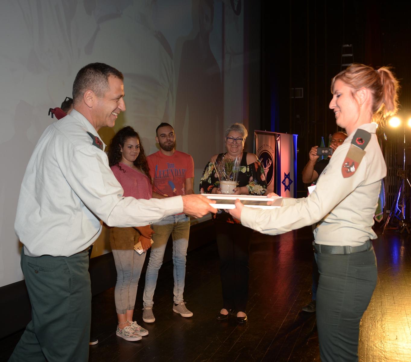 רס''ן יוליה מקבלת את התעודת ההוקרה מידי אלוף פיקוד צפון (צילום: דובר צה''ל)